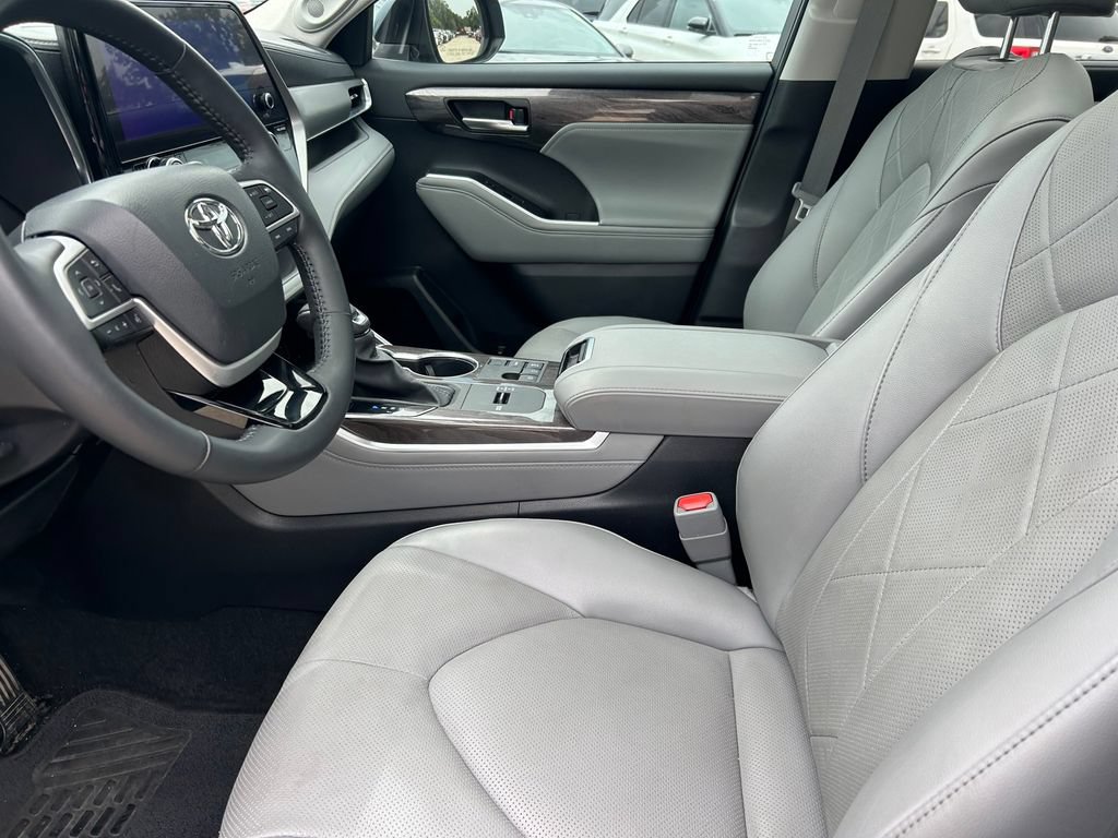 Used 2023 Toyota Highlander Platinum FWD image 11