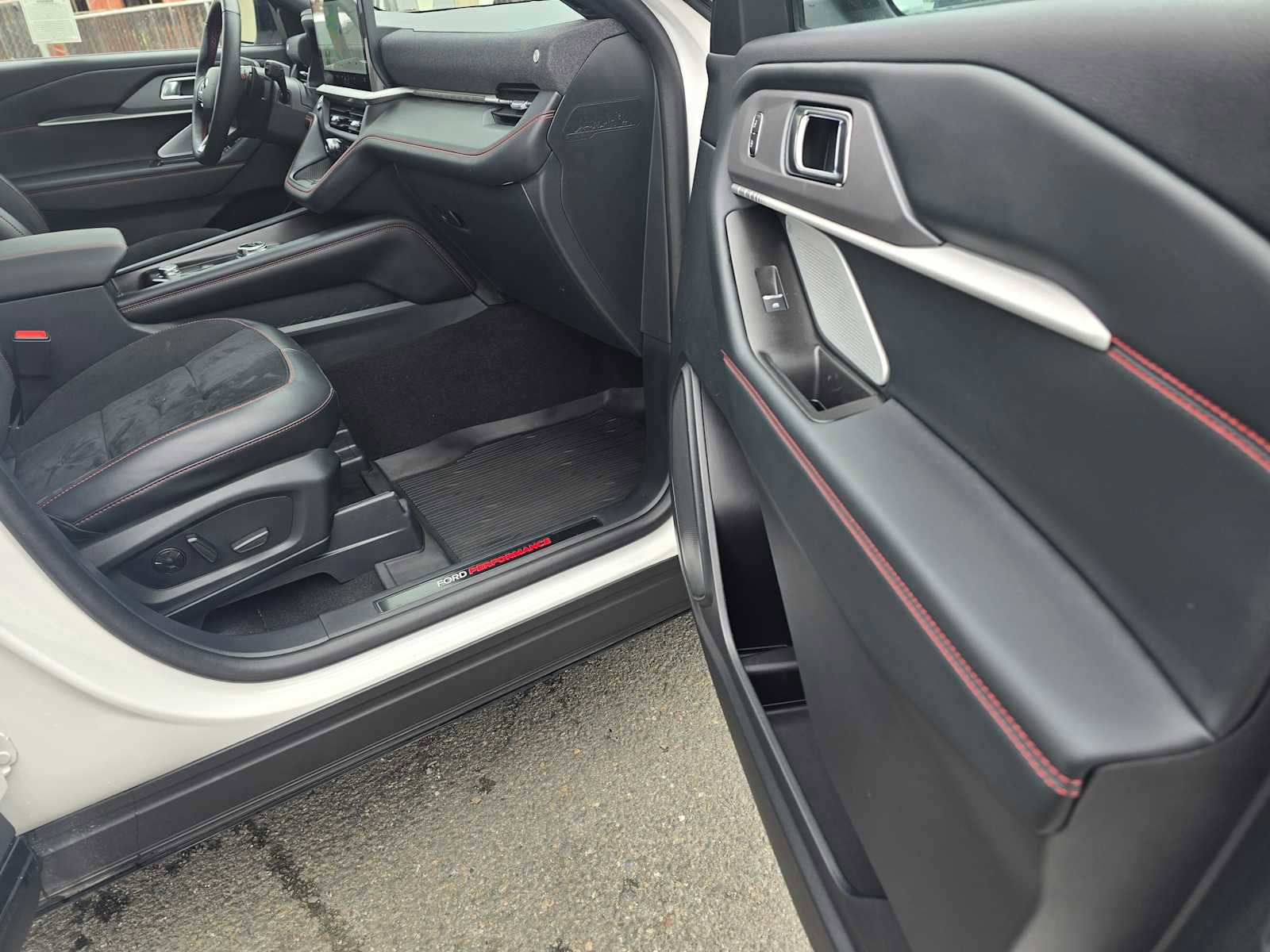 Used 2025 Ford Explorer ST image 11