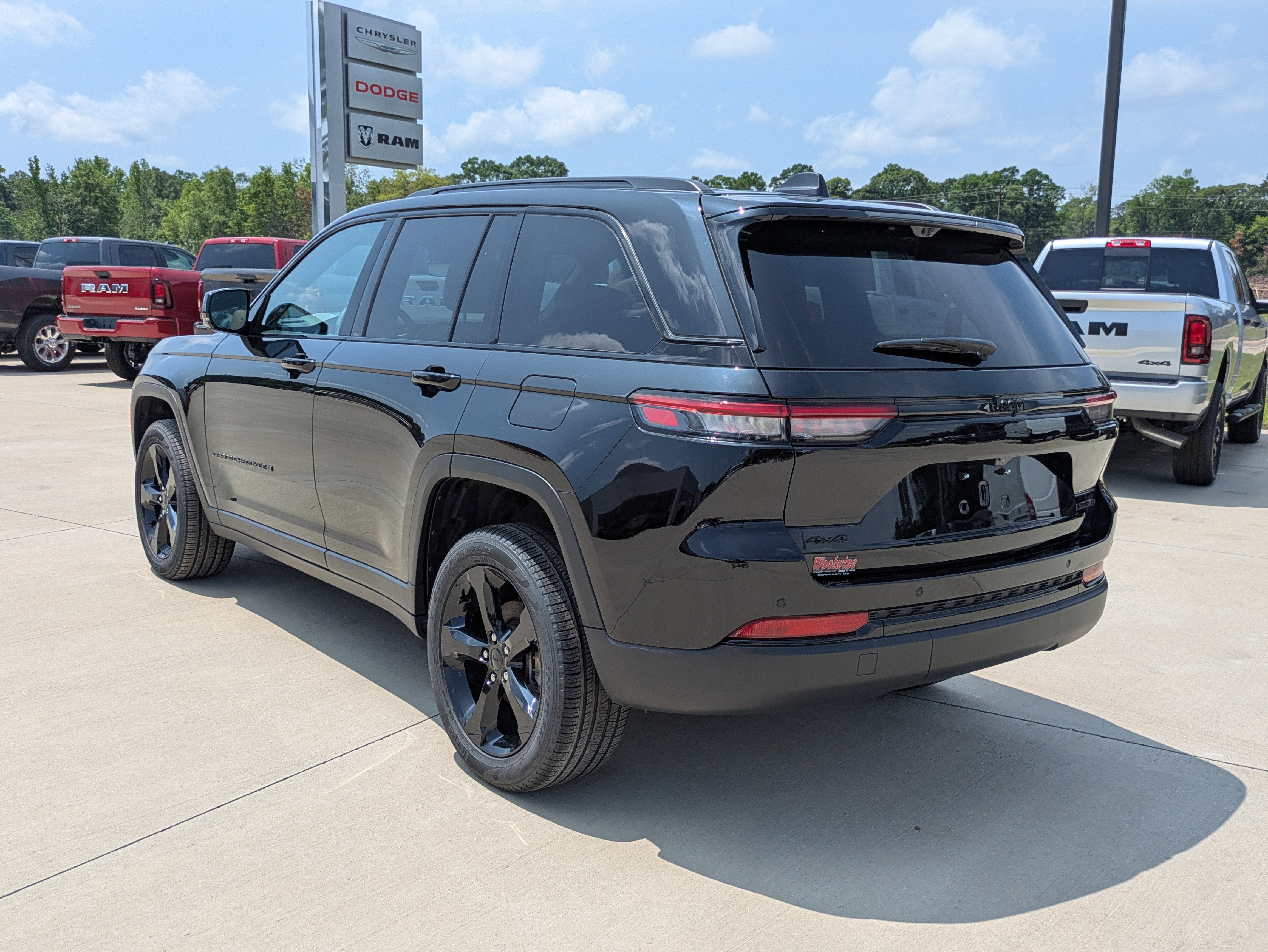 Used 2025 Jeep Grand Cherokee Limited w/ Luxury Tech Group II AWD/4WD image 6