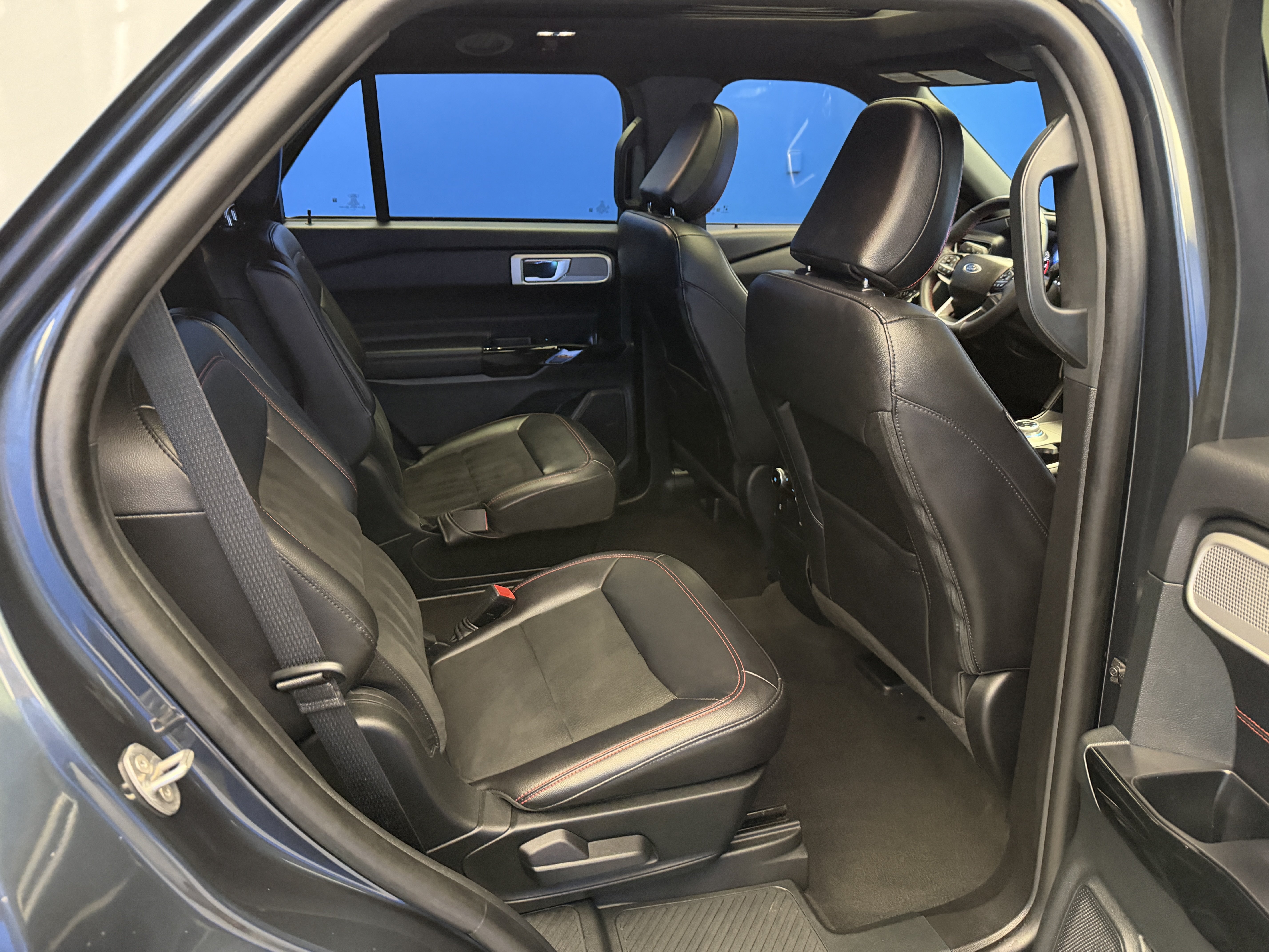 Used 2023 Ford Explorer ST-Line w/ Class IV Trailer Tow Package AWD/4WD image 27
