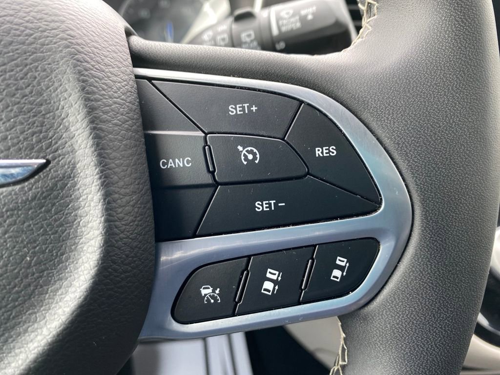 Used 2024 Chrysler Pacifica Touring-L image 27