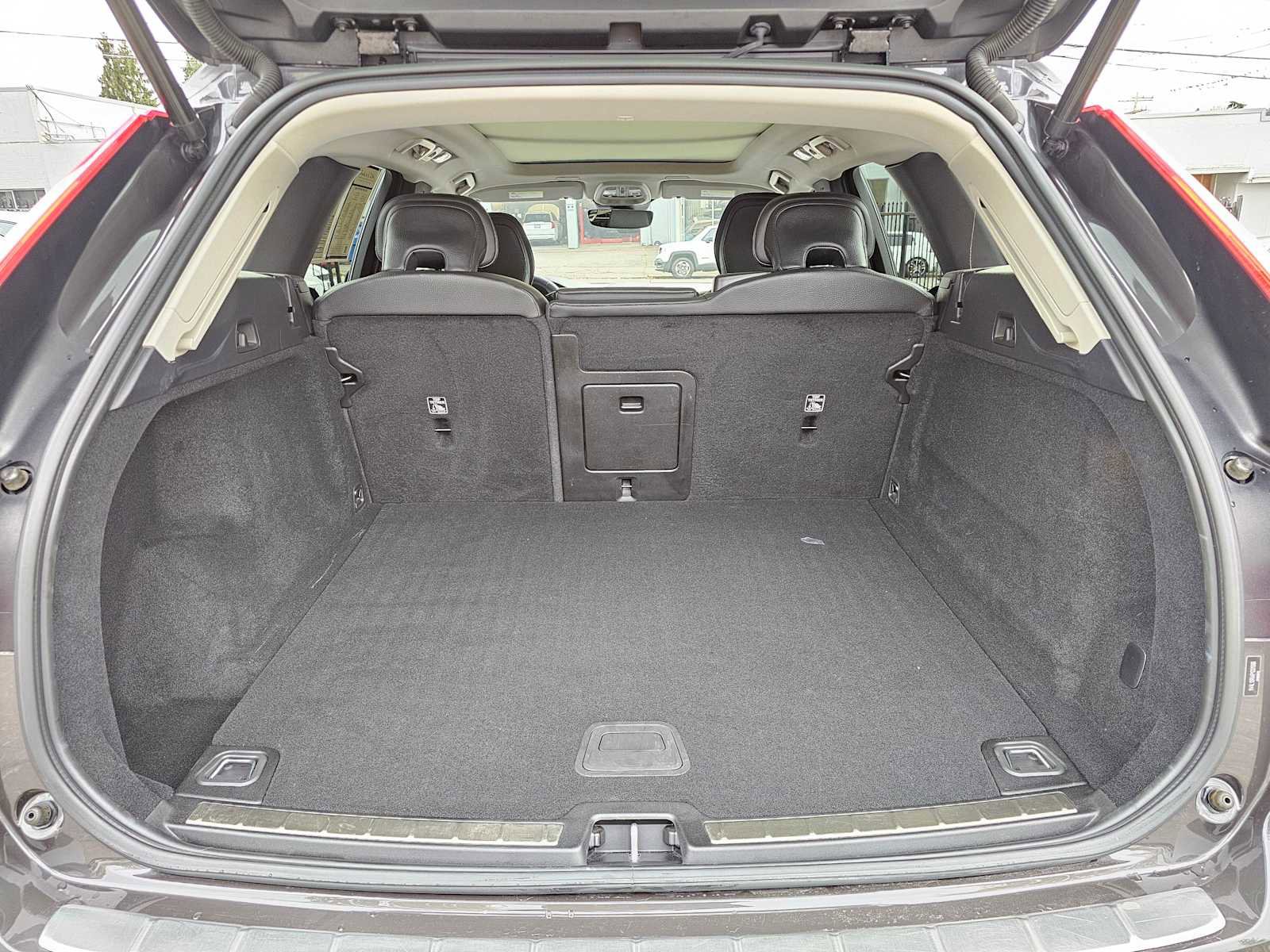 Certified 2023 Volvo XC60 B5 Plus w/ Climate Package image 18