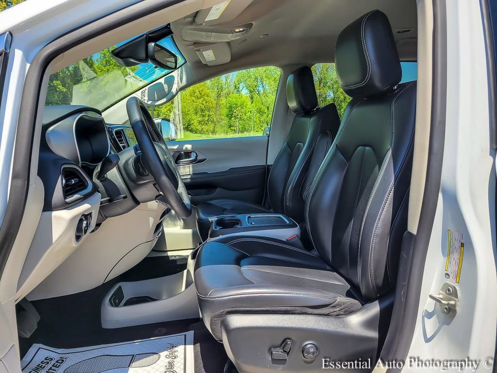 Used 2023 Chrysler Pacifica Touring-L FWD image 8