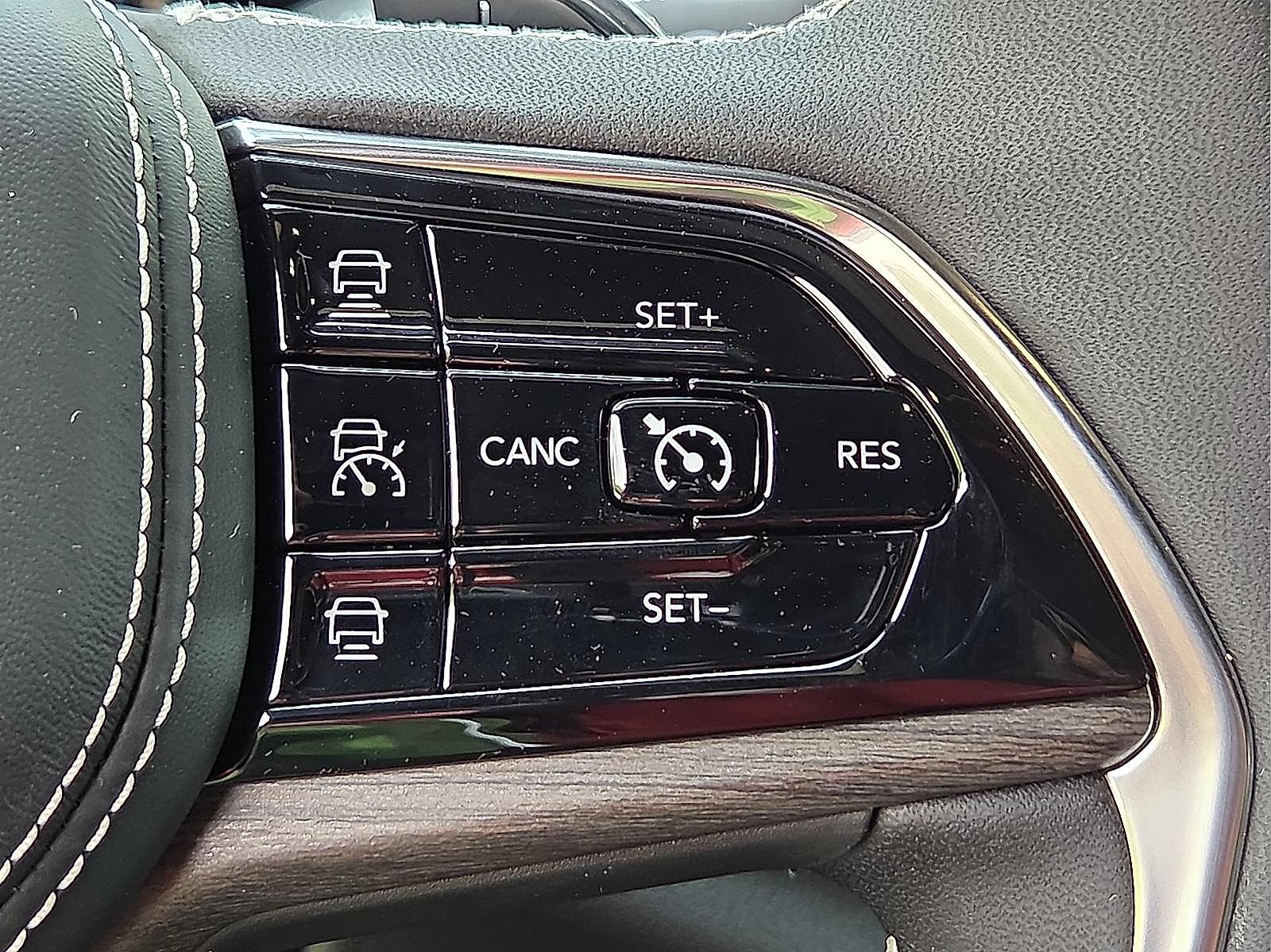 New 2025 Jeep Grand Cherokee L Overland w/ Rear Seat Video Group I AWD/4WD image 17