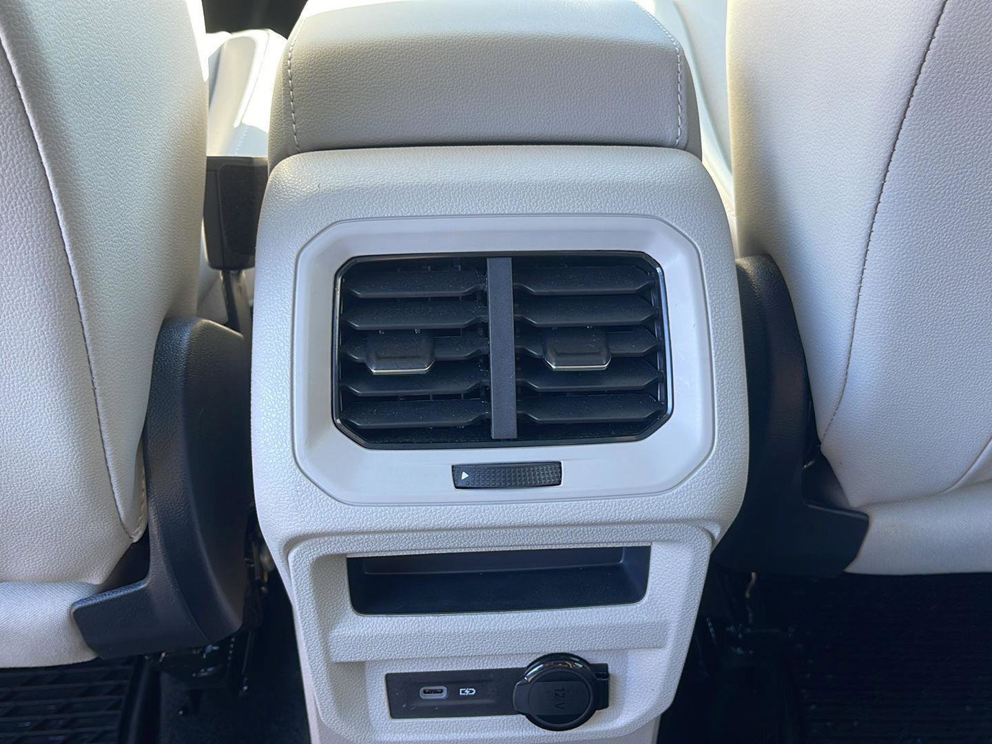 Used 2023 Volkswagen Tiguan SE w/ Panoramic Sunroof Package image 18