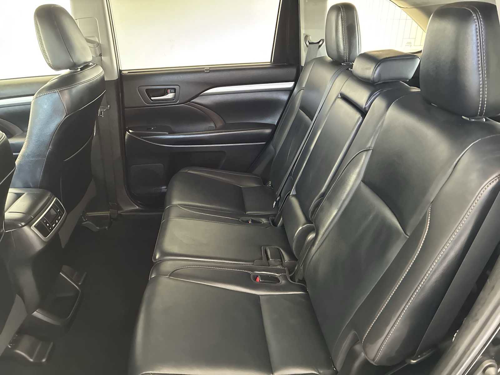 Used 2019 Toyota Highlander XLE image 24
