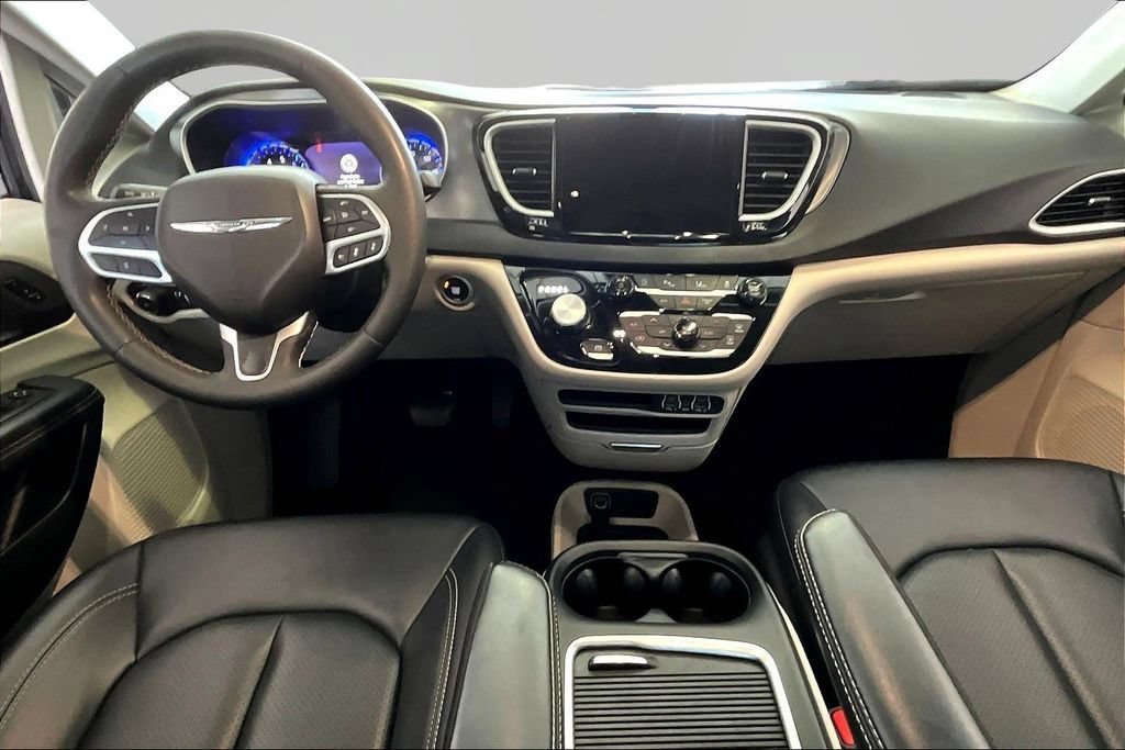 Used 2024 Chrysler Pacifica Touring-L FWD image 9