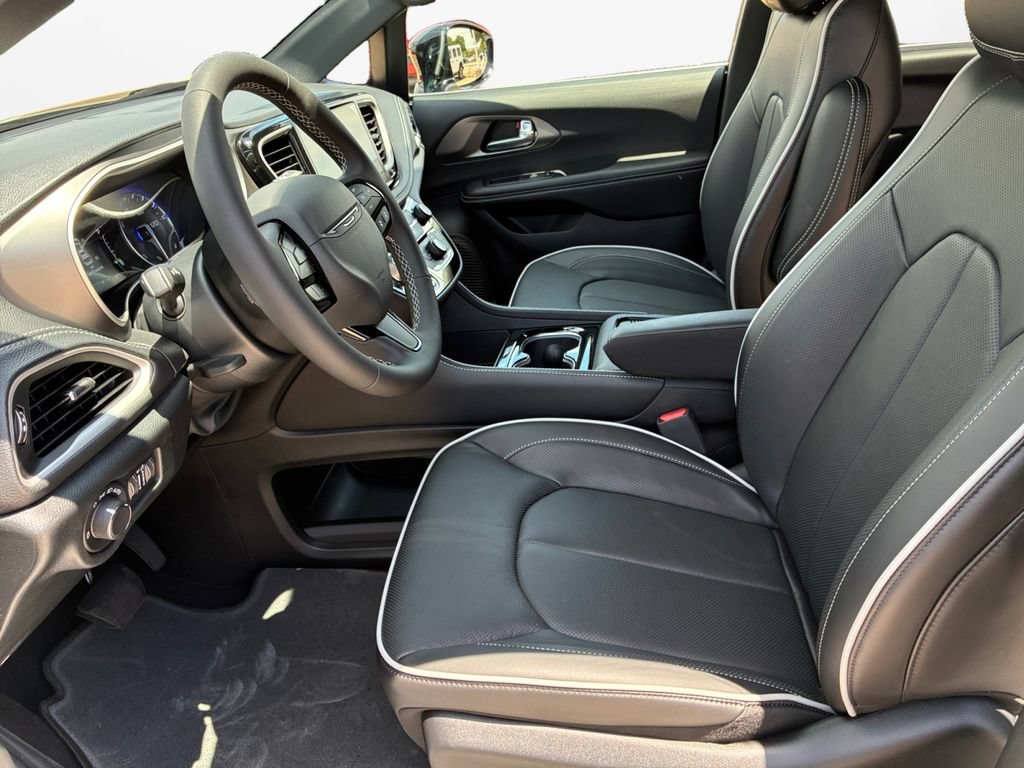 New 2027 Chrysler Pacifica Limited FWD image 19