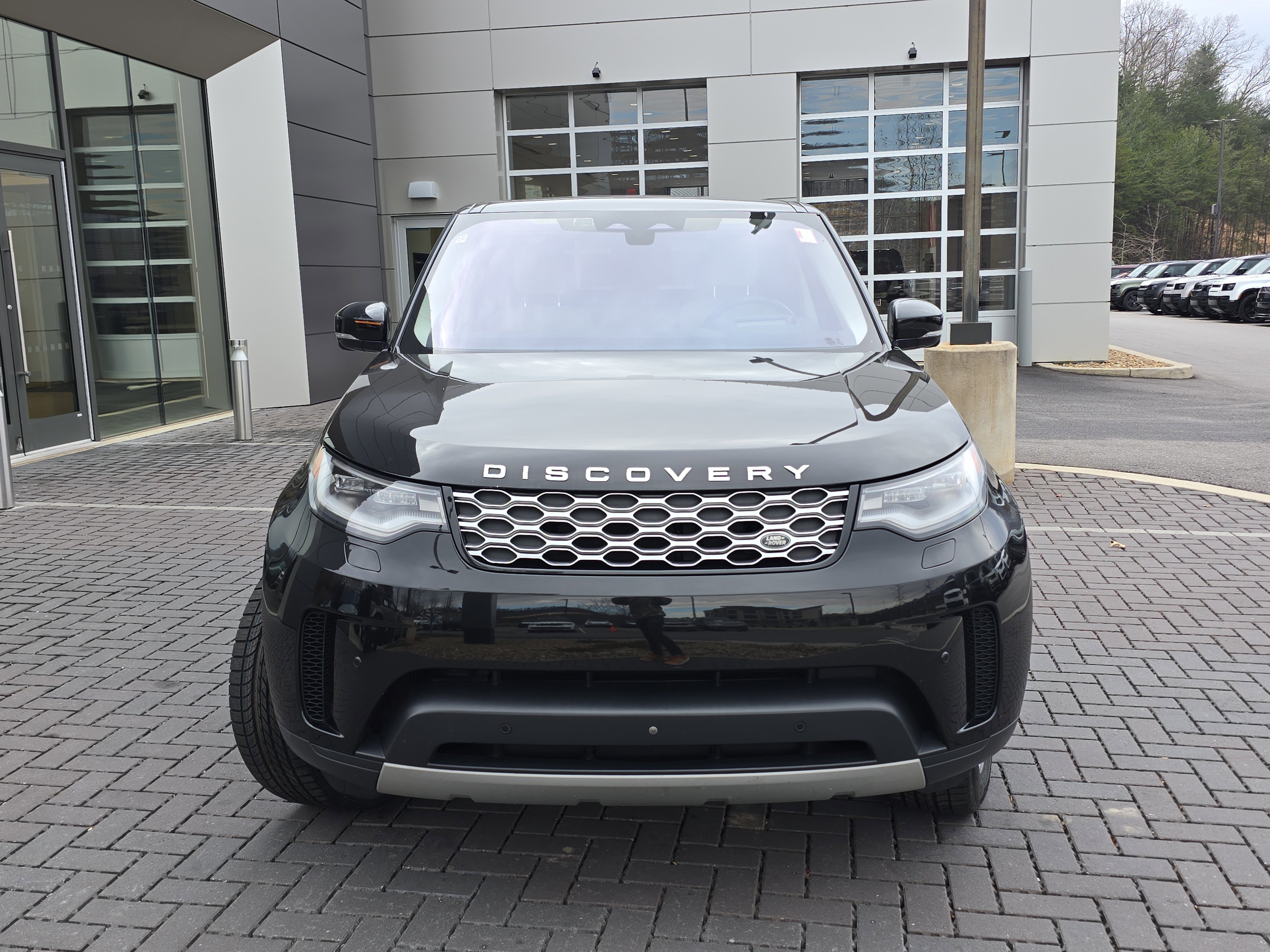 Used 2021 Land Rover Discovery S image 2