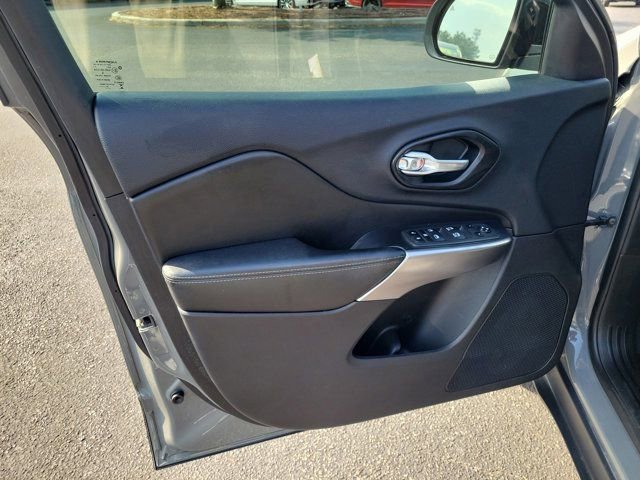 Used 2022 Jeep Cherokee Latitude Lux AWD/4WD image 17