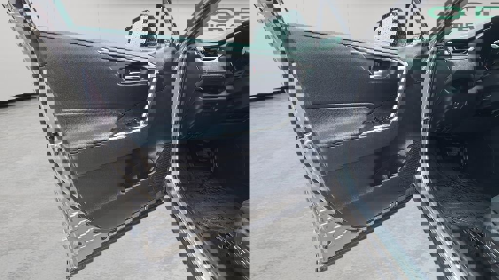 Used 2021 Toyota RAV4 XLE w/ Carpet Mat Package (TMS) AWD/4WD image 13