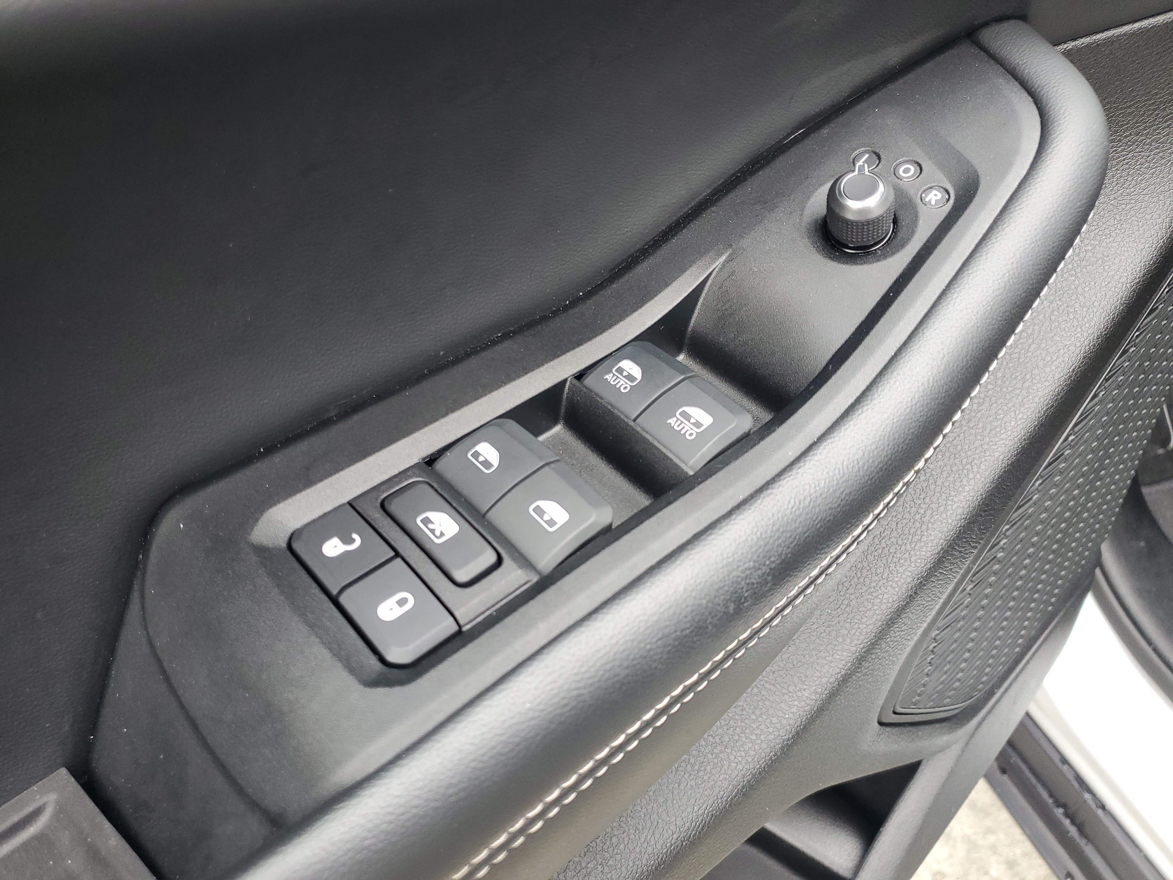Used 2024 Jeep Grand Cherokee L Laredo RWD image 23