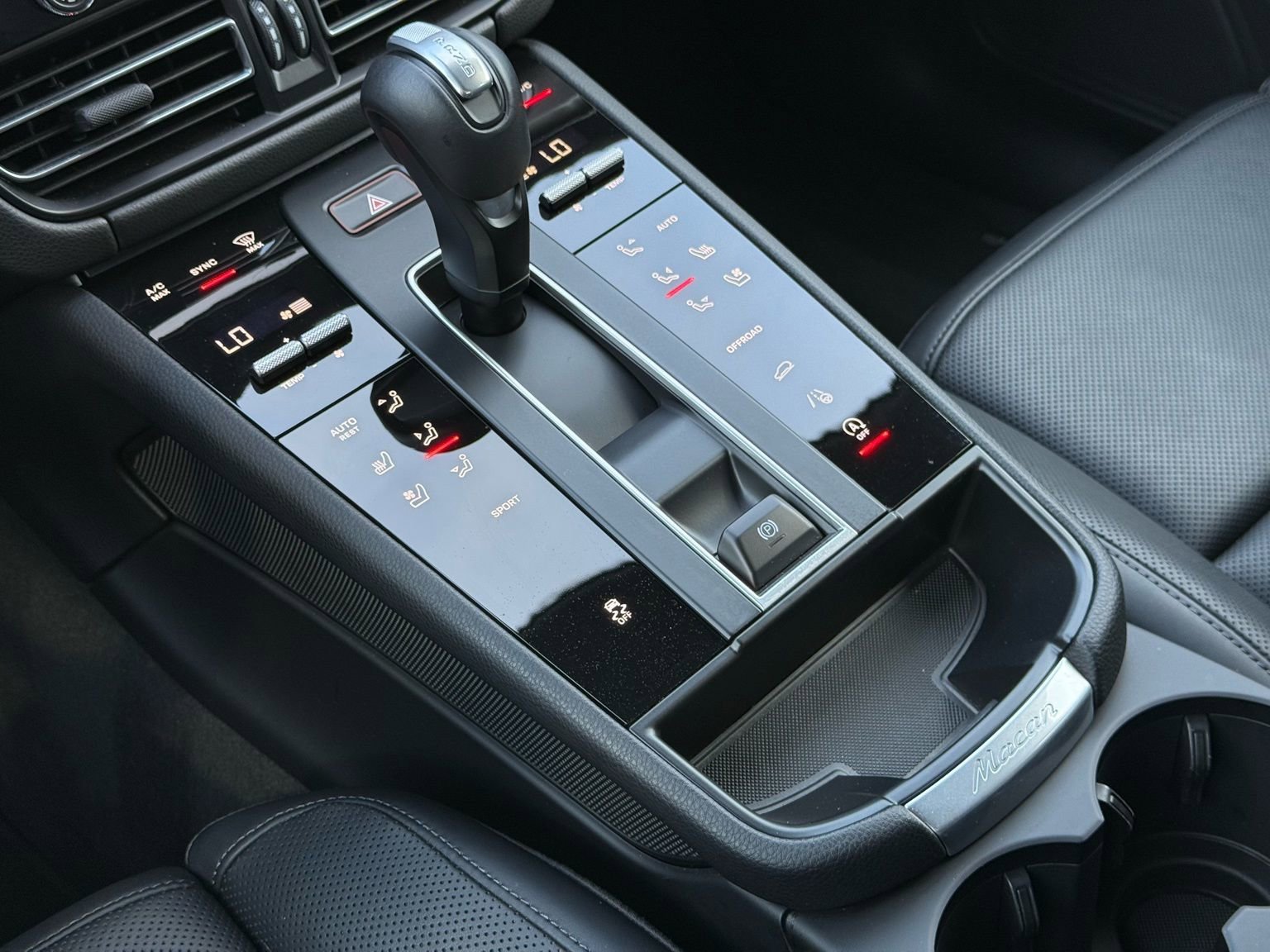 Used 2025 Porsche Macan AWD/4WD image 22