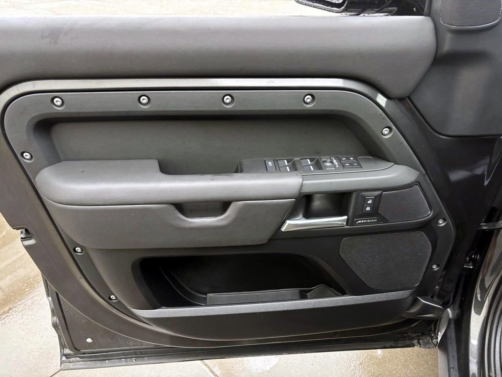 Used 2025 Land Rover Defender 110 S image 41