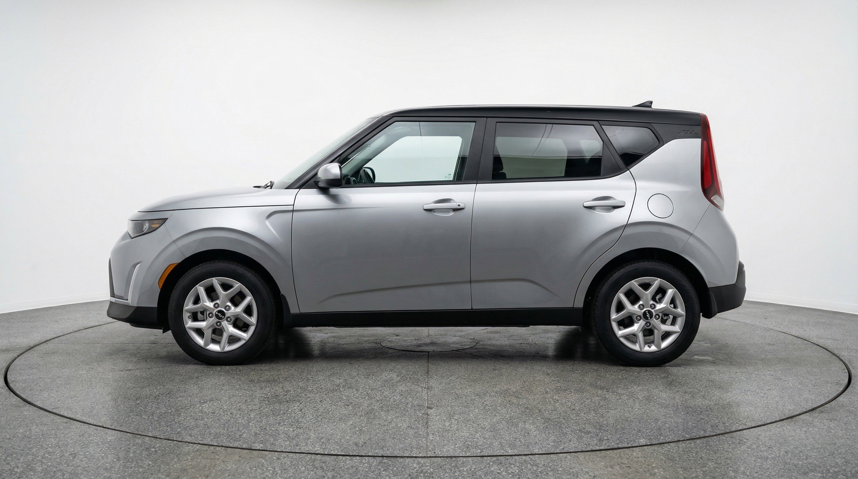 Used 2025 Kia Soul LX w/ LX Technology Package FWD image 5
