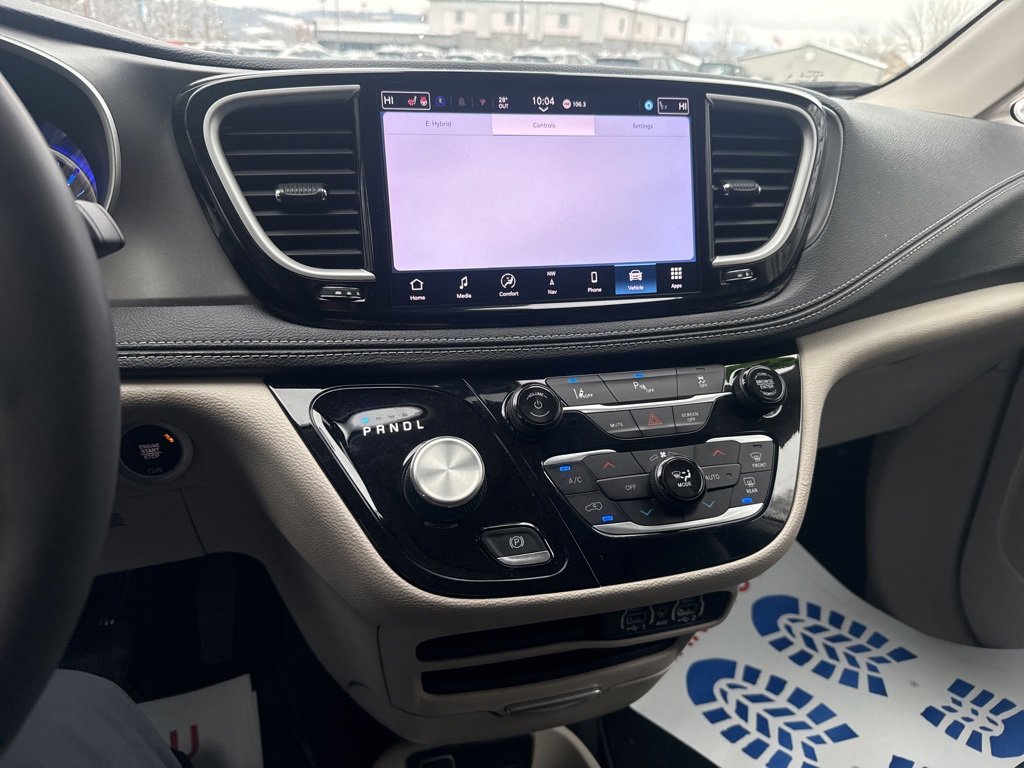 Used 2024 Chrysler Pacifica Select image 24