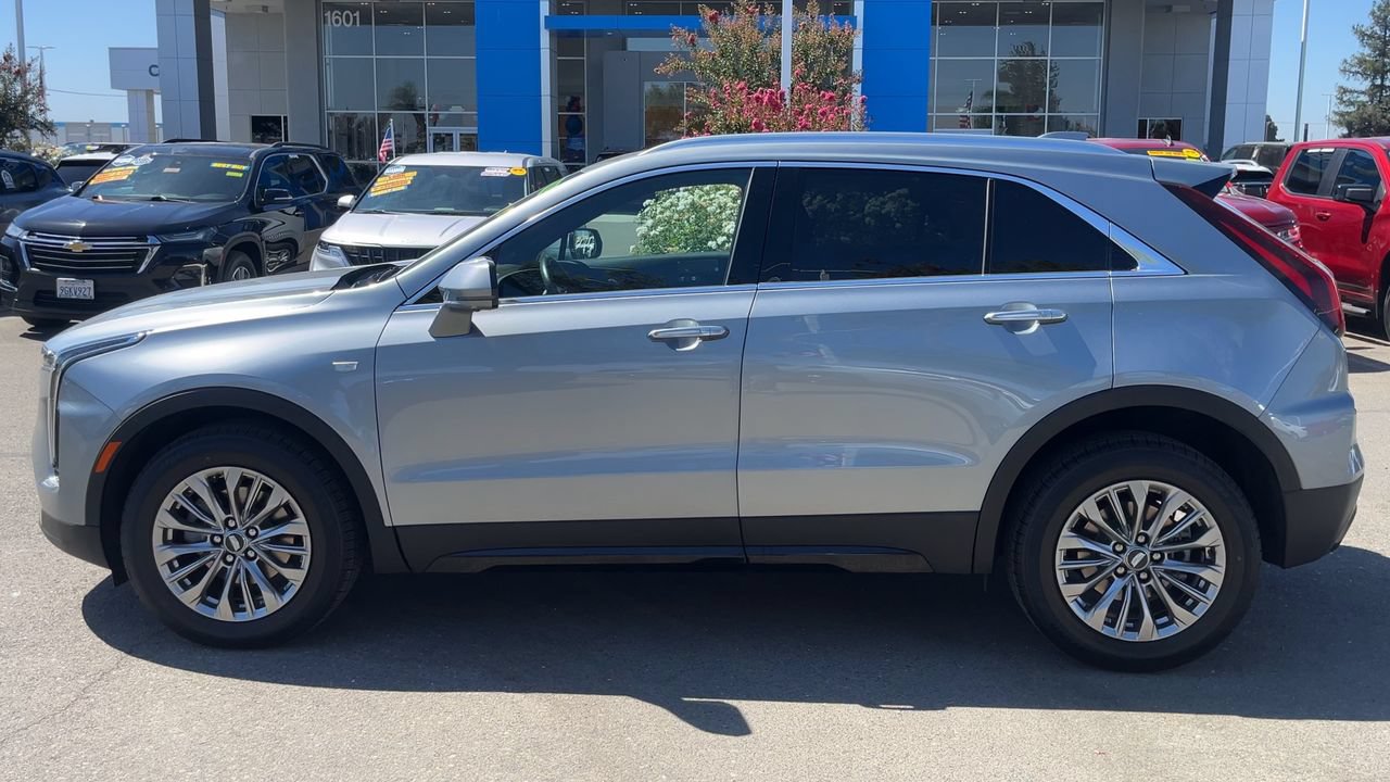 Used 2025 Cadillac XT4 Premium Luxury FWD image 4