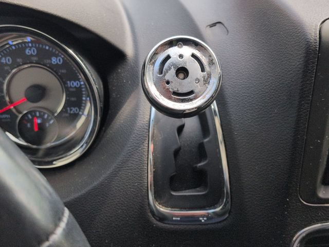 Used 2014 Chrysler Town & Country Touring-L w/ Driver Convenience Group FWD image 17