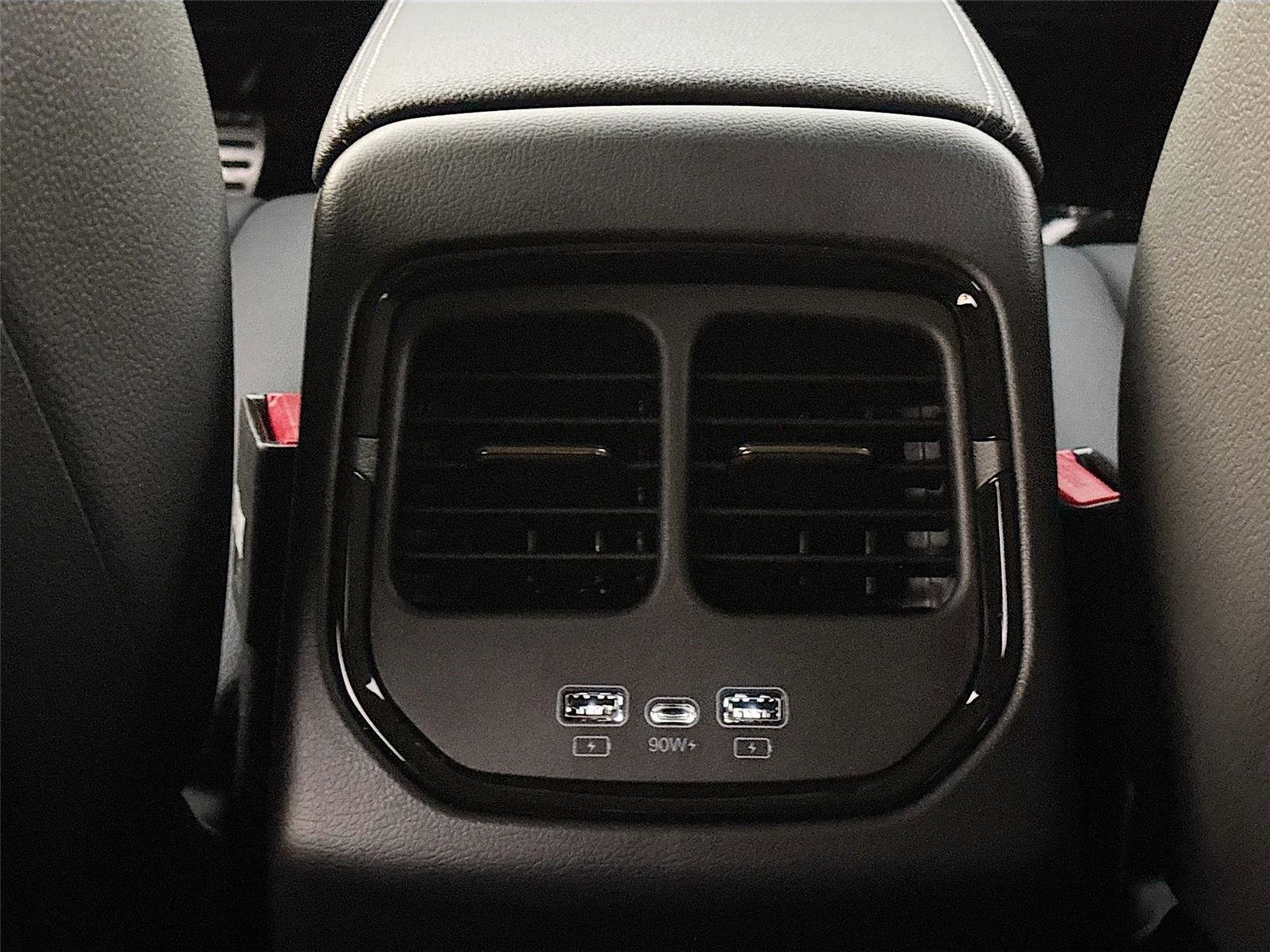 New 2025 VinFast VF 8 Eco image 25