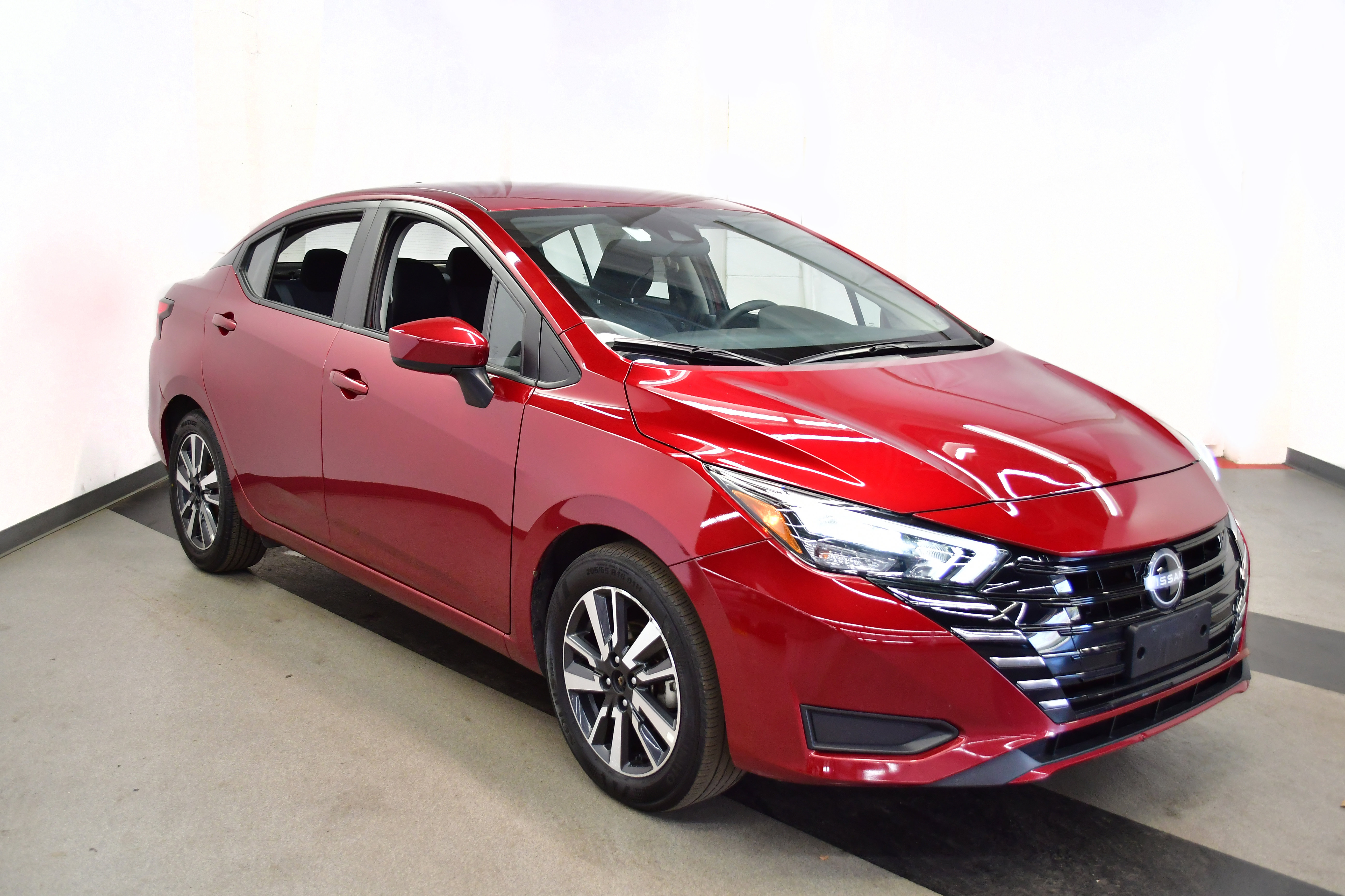 Used 2025 Nissan Versa SV image 2