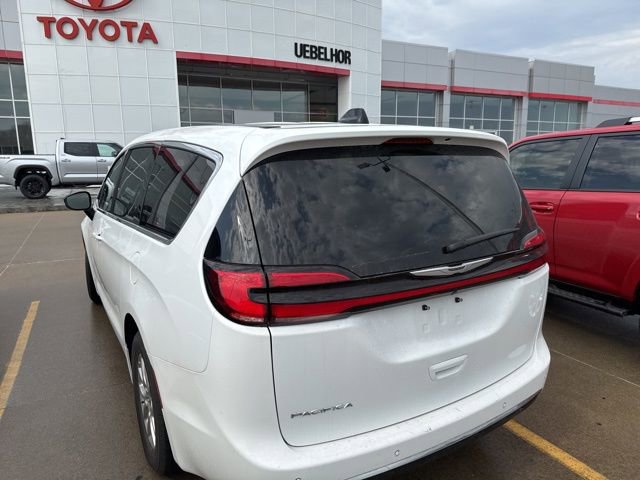Used 2024 Chrysler Pacifica Touring-L image 22