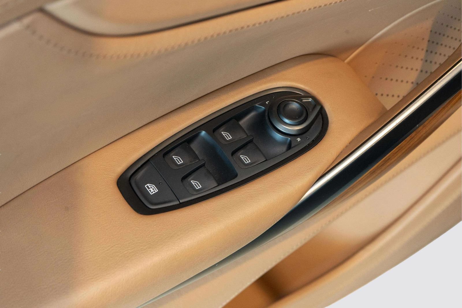 Used 2022 Aston Martin DBX AWD/4WD image 17