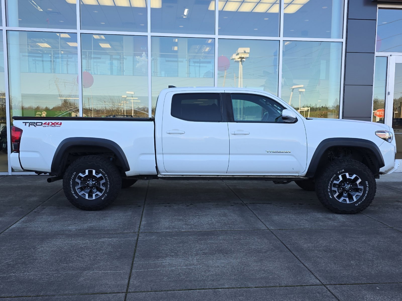 Used 2019 Toyota Tacoma TRD Off-Road image 2