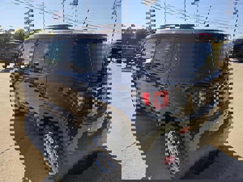 Used 2019 Jeep Renegade Latitude w/ Cold Weather Group image 5