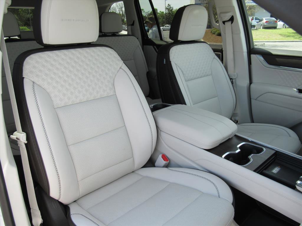 Used 2025 GMC Acadia Denali w/ Super Cruise Package image 9