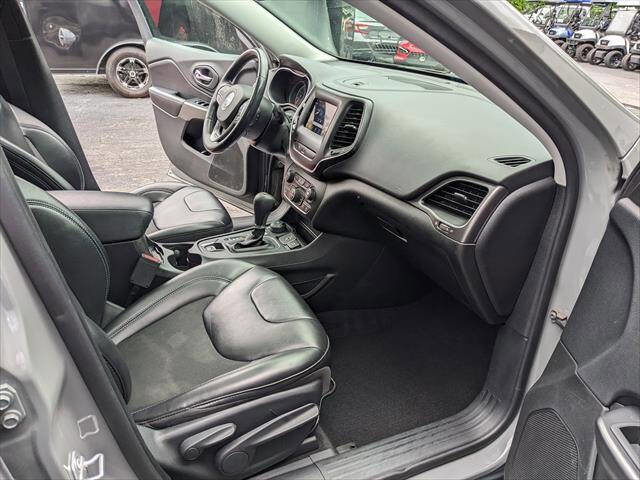 Used 2020 Jeep Cherokee Latitude Plus w/ Comfort/Convenience Group AWD/4WD image 19