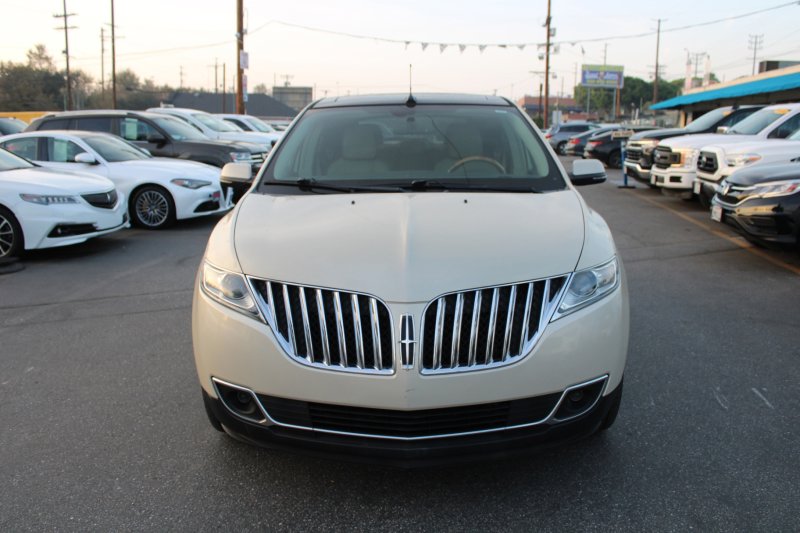 Used 2014 Lincoln MKX FWD w/ Equipment Group 102A image 2