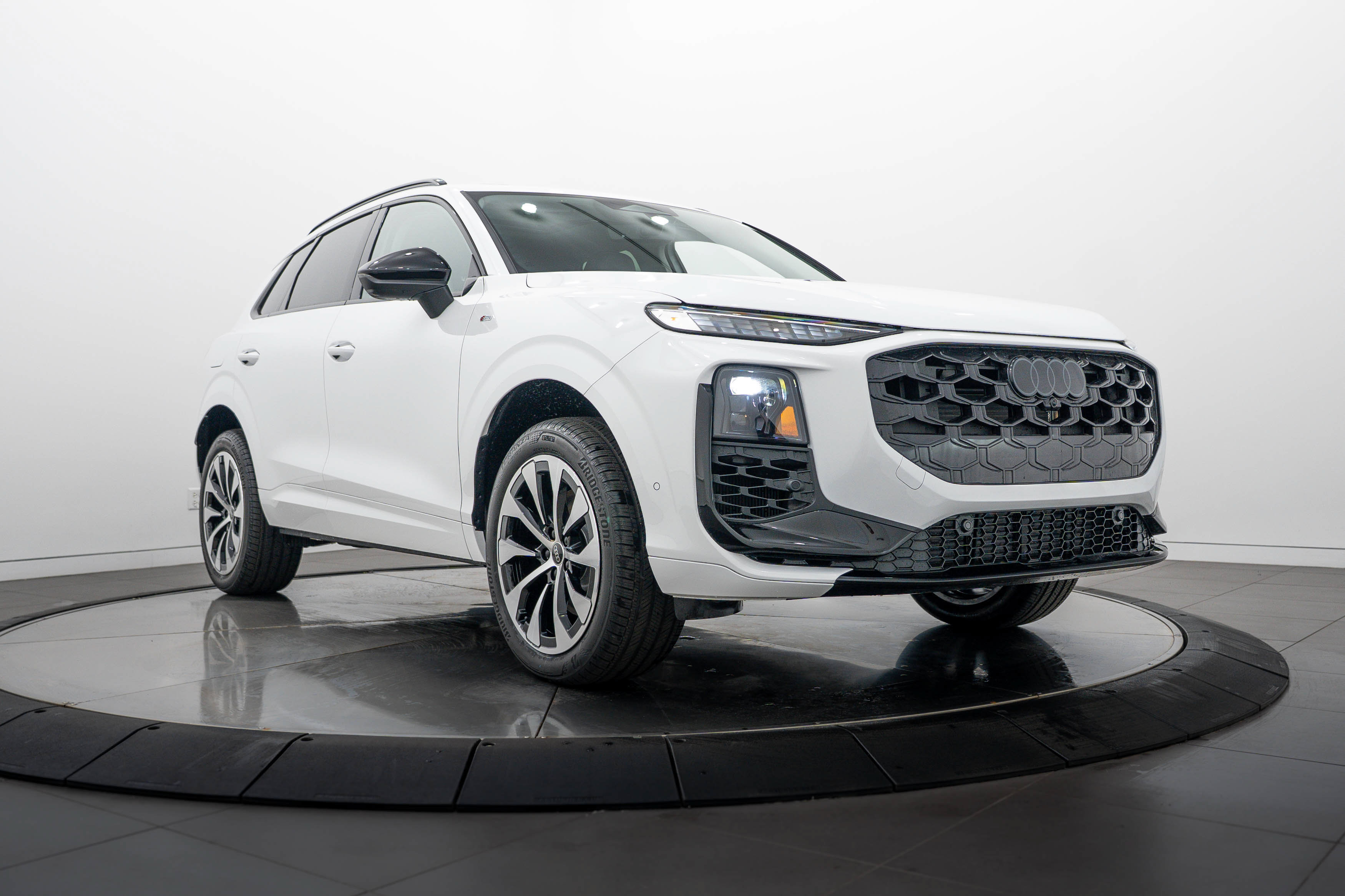 New 2026 Audi Q3 quattro 2.0T AWD/4WD image 1