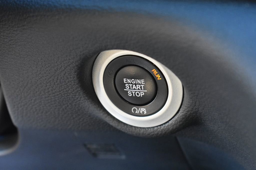 Used 2025 Chrysler Pacifica Limited FWD image 34
