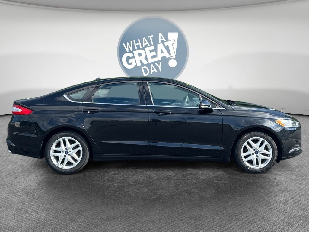 Used 2016 Ford Fusion SE FWD image 2