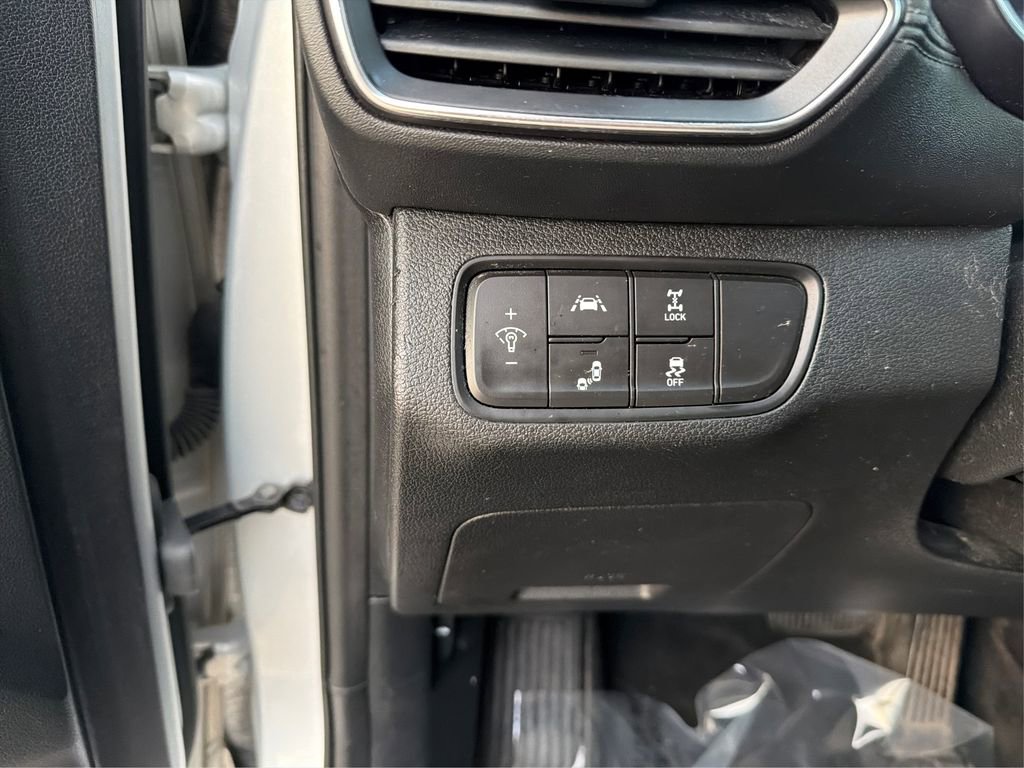 Used 2019 Hyundai Santa Fe SE image 18