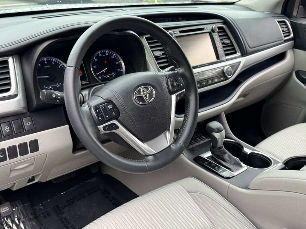 Used 2017 Toyota Highlander Plus AWD/4WD image 25