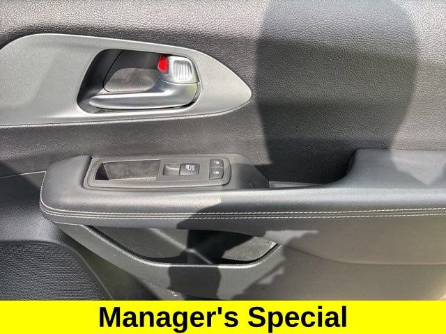Used 2023 Chrysler Pacifica Touring FWD image 37