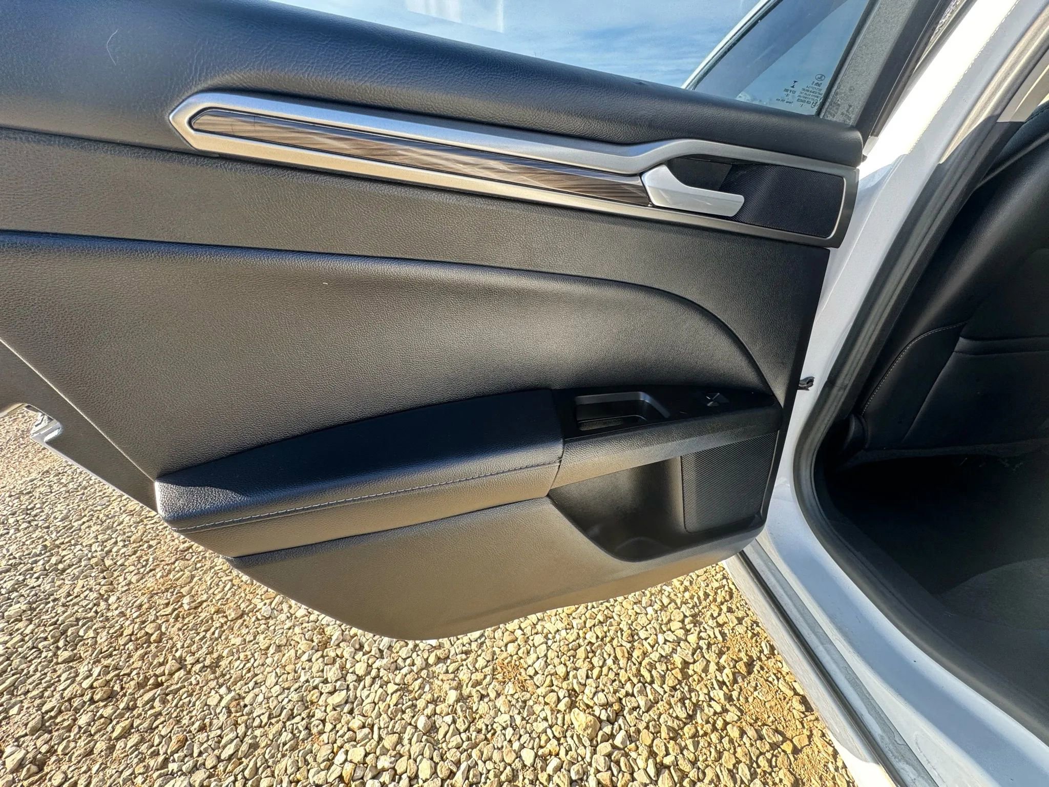 Used 2017 Ford Fusion SE w/ Fusion SE Technology Package image 19