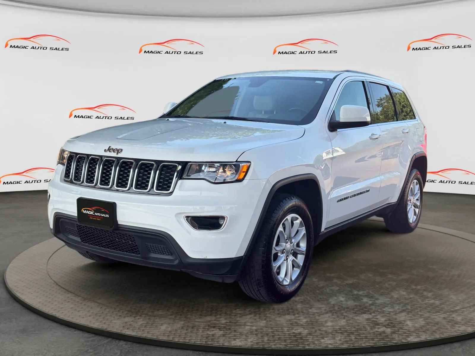 Used 2022 Jeep Grand Cherokee Laredo E AWD/4WD image 1