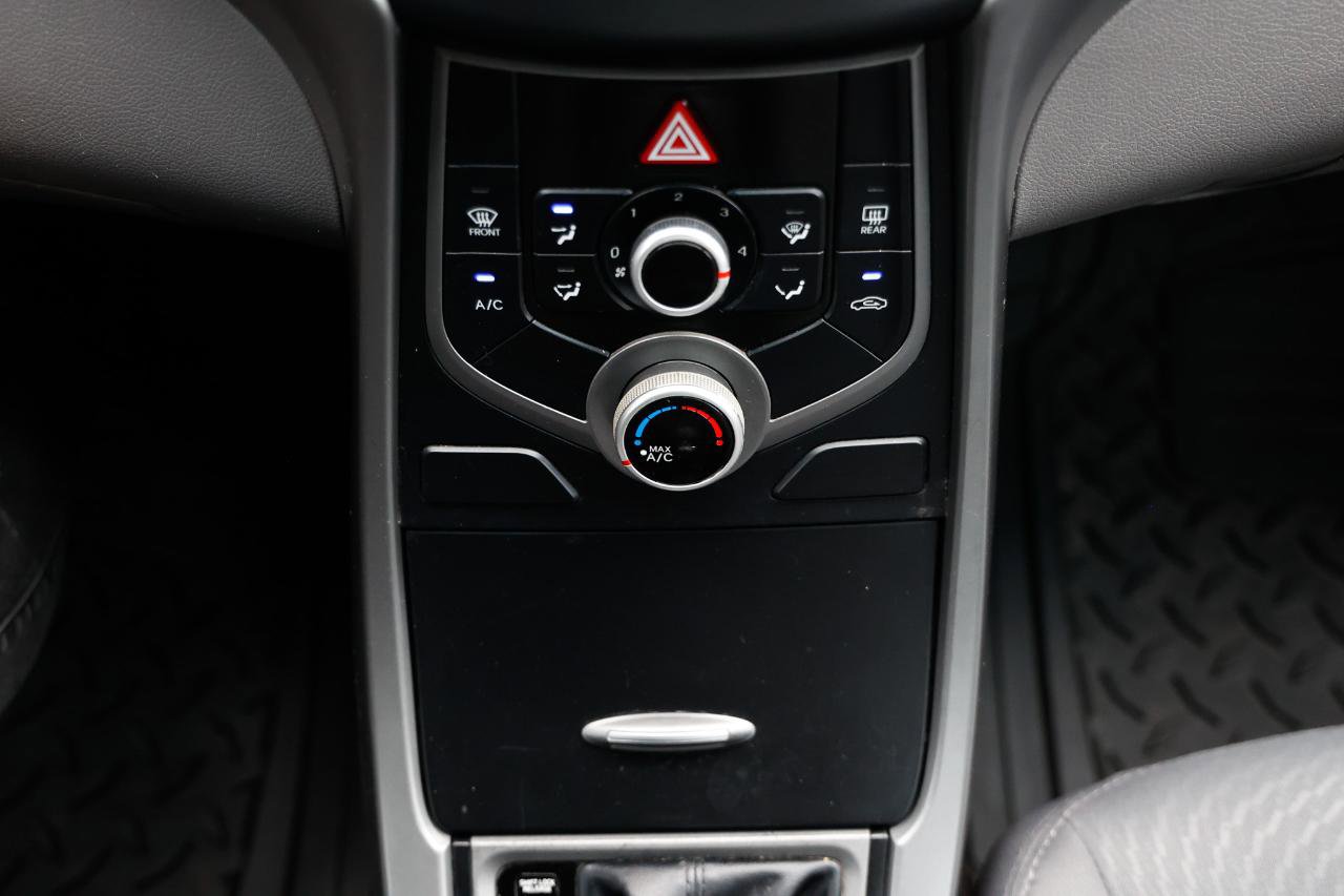 Used 2015 Hyundai Elantra SE image 29