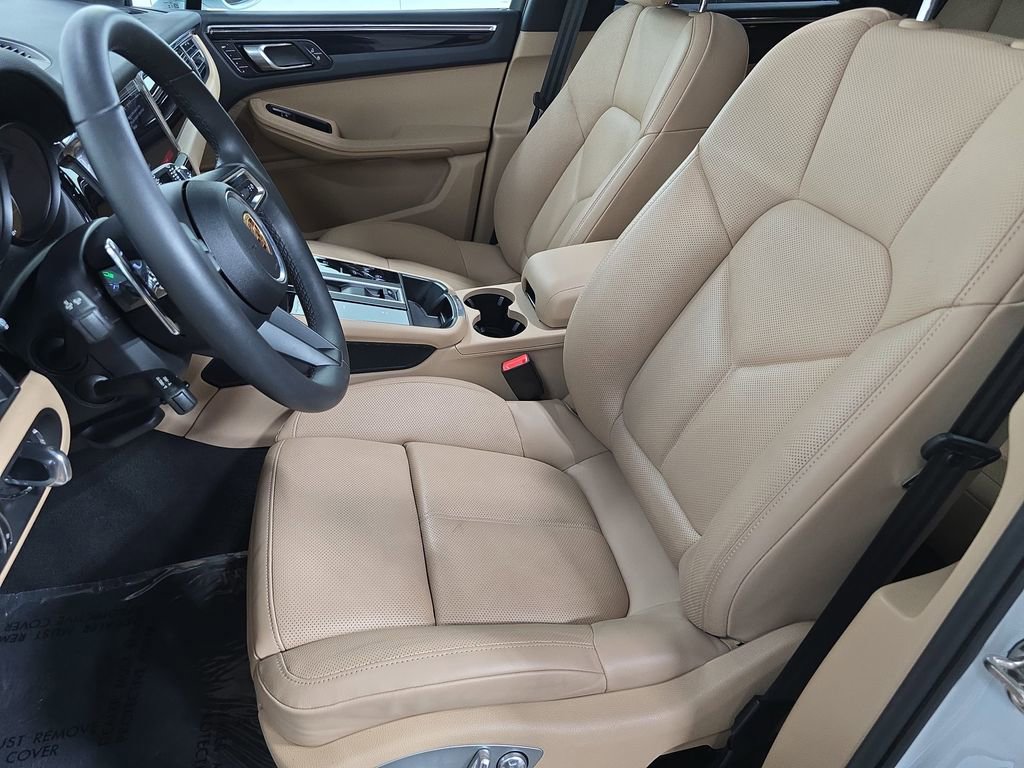 Certified 2025 Porsche Macan AWD/4WD image 5