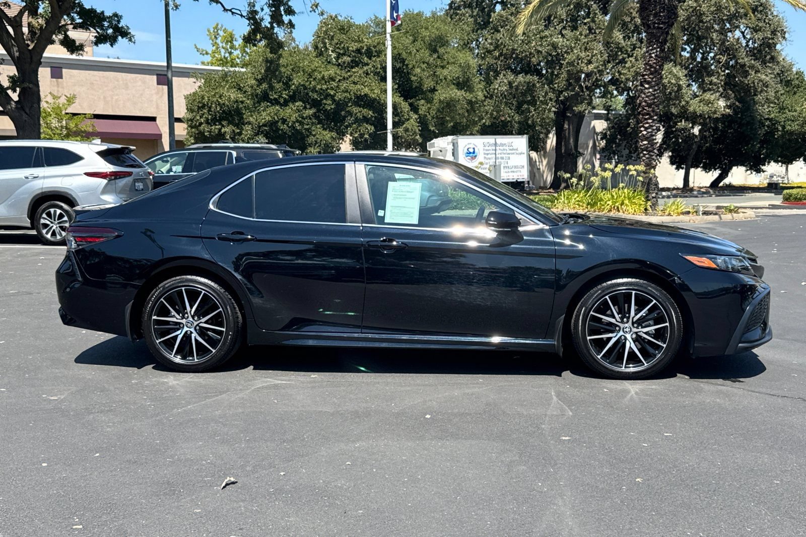 Used 2022 Toyota Camry SE FWD image 2