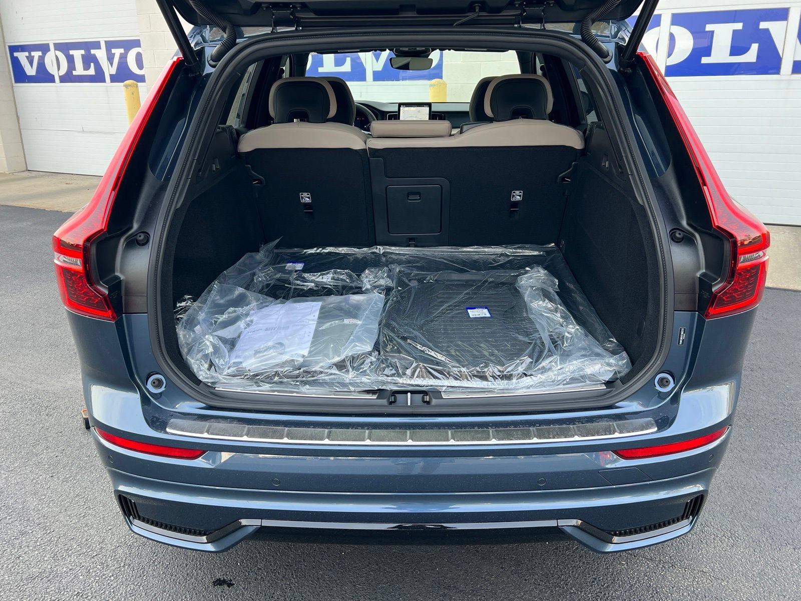 New 2026 Volvo XC60 B5 Plus w/ Protection Package Premier AWD/4WD image 37