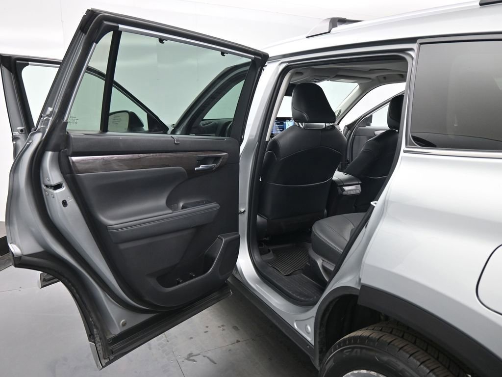 Used 2022 Toyota Highlander Limited image 17