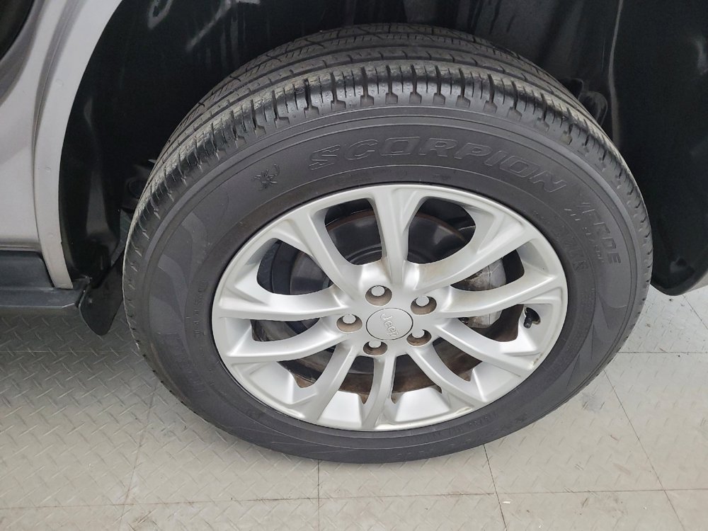 Used 2019 Jeep Cherokee Latitude w/ Popular Appearance Group image 31