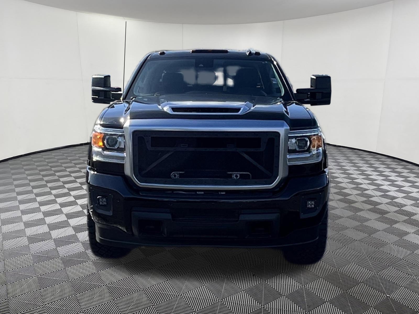 Used 2018 GMC Sierra 3500 Denali image 2