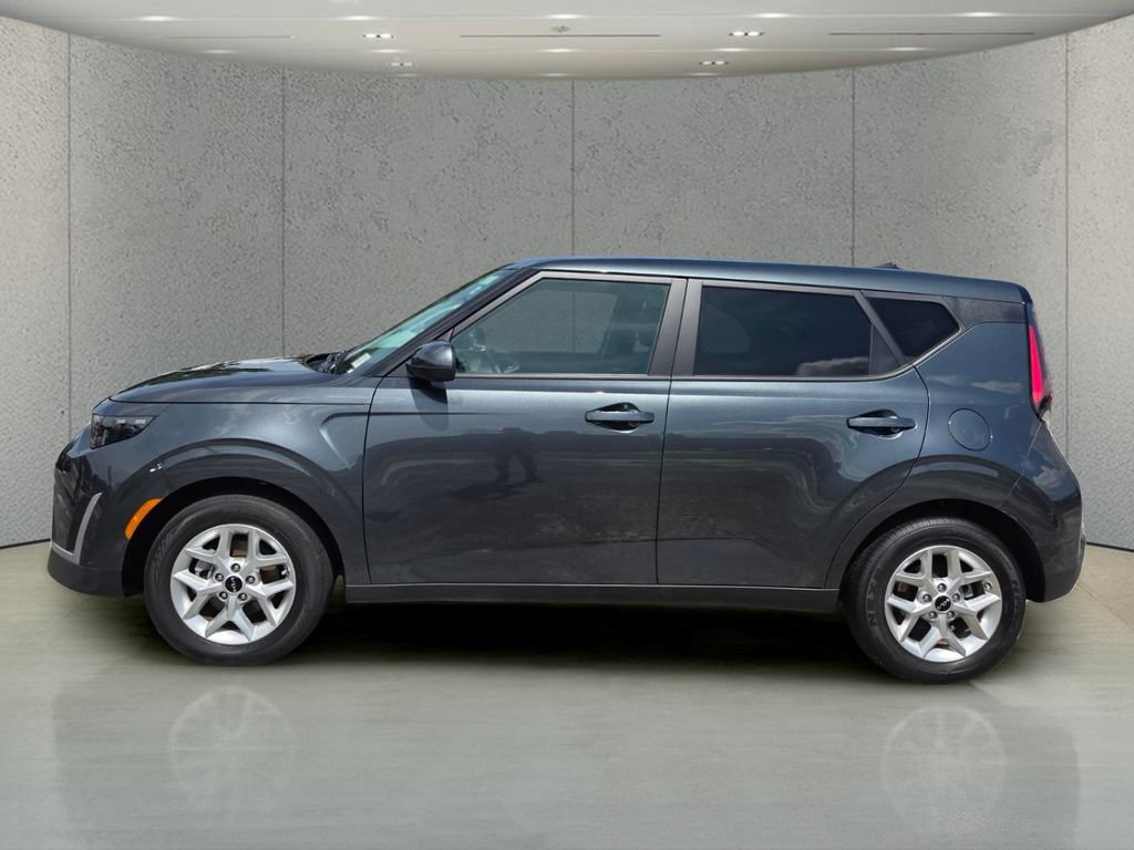 Used 2025 Kia Soul LX w/ LX Technology Package FWD image 2