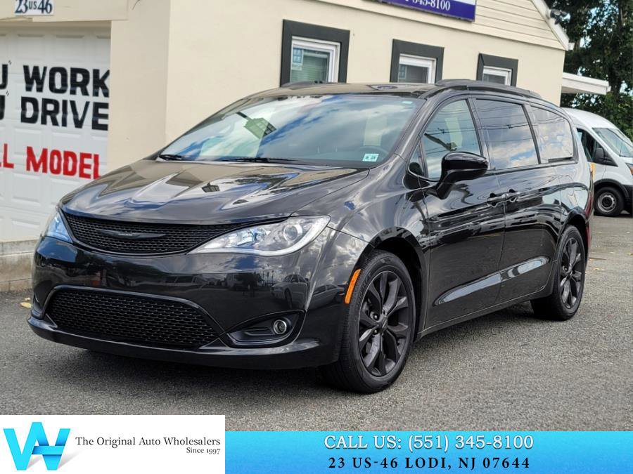 Used 2020 Chrysler Pacifica Touring-L Plus w/ S Appearance Package image 3