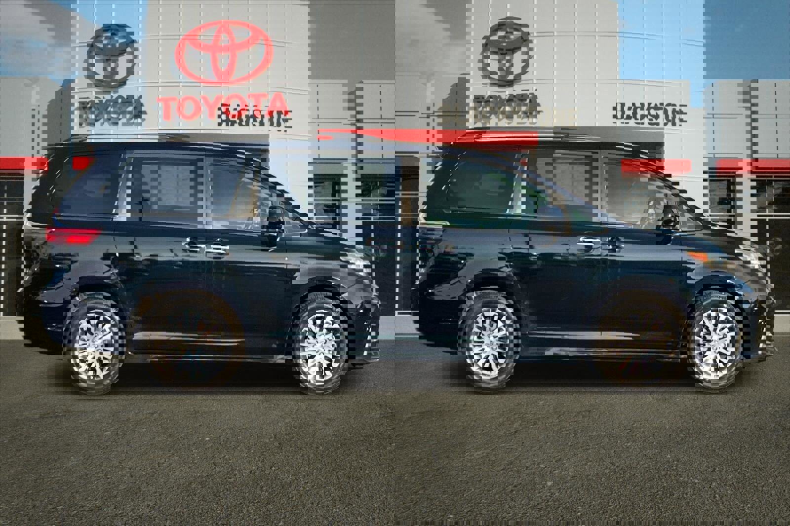 Used 2020 Toyota Sienna XLE image 2