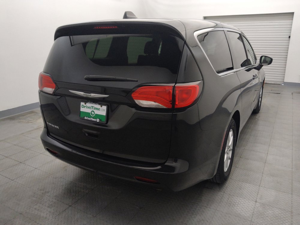 Used 2022 Chrysler Voyager LX FWD image 7